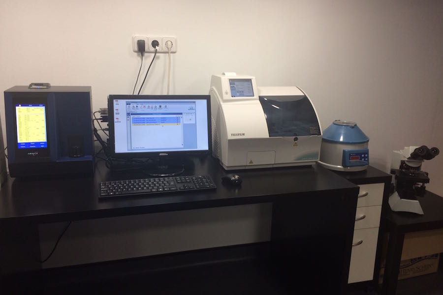 laboratorio propio para analíticas más rápidas en Centro Veterinario Arakela
